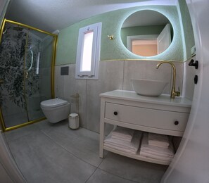 プレミアム アパートメント | バスルーム | シャワー、ヘアド��ライヤー、スリッパ、床暖房