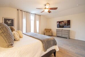 4 間睡房、高級寢具、書桌、熨斗/熨衫板