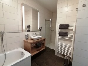 Douche, séchoir à cheveux, serviettes fournies