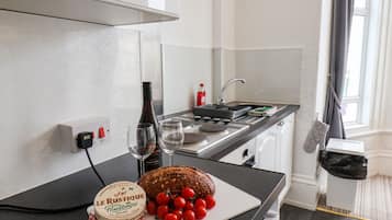Cookware/dishes/utensils