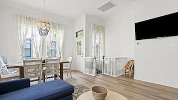 Una Smart TV, videojuegos, un futbolín, un reproductor estéreo