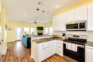 Refrigerador, microondas, horno y parrilla de estufa 