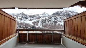 A balcony with a view of snow-covered mountains. - Cozy south-facing apartment, 4 people, near funicular (Isola 2000)