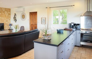 Frigorifero, forno, piano cottura, lavastoviglie