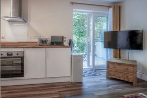 Fridge, microwave, oven, stovetop - Croft Court - 1 Bedroom Apartment - Tenby (Tenby)