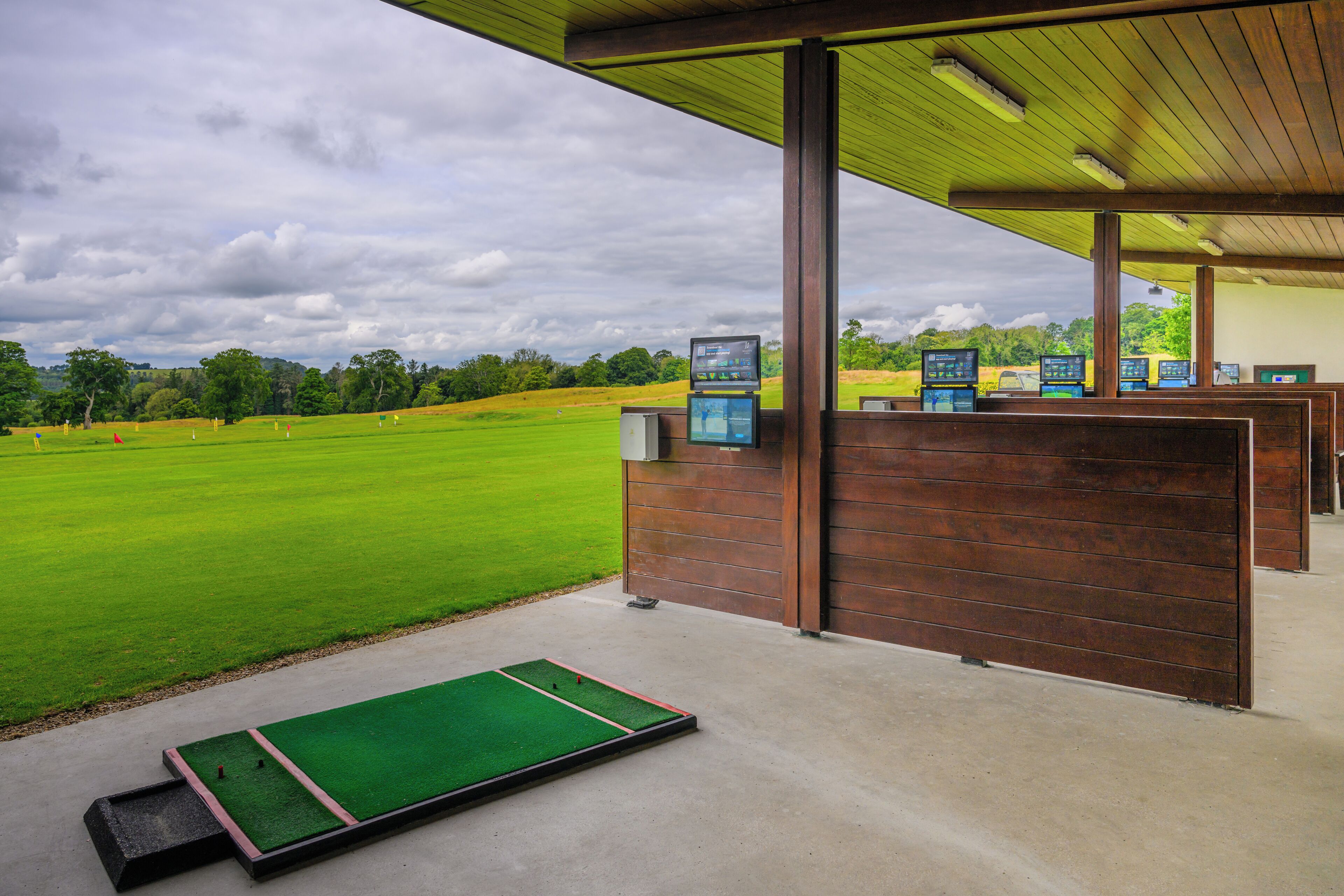 Indoor golf driving range
