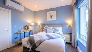 Standard Double or Twin Room (shower only) | 高級寝具、セレクト コンフォート製ベッド、セーフティボックス (室内)、客室ごとに異なる装飾