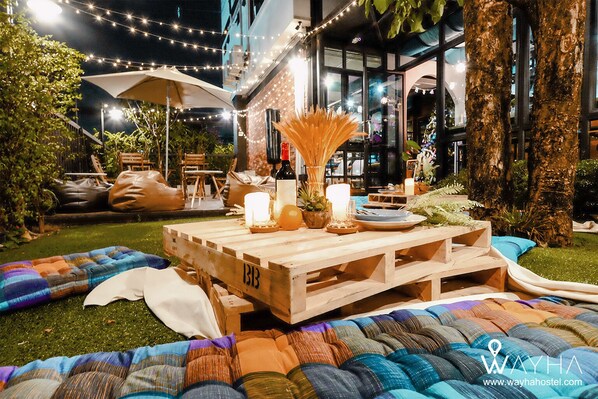Outdoor dining - Cozy Capsule Dorms With a Shared Kitchen and a Social Area (Krung Thep Maha Nakhon)