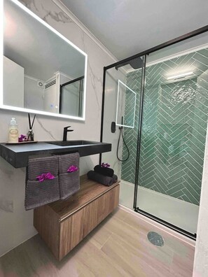 Douche, sĂšche-cheveux, serviettes fournies, savon