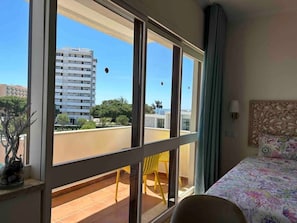 1 chambre, fer et planche à repasser, lit parapluie, Wi-Fi gratuit