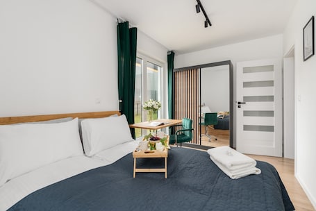 2 bedrooms, iron/ironing board, WiFi, bed sheets. Cozy Apartment with Garden | Private Parking