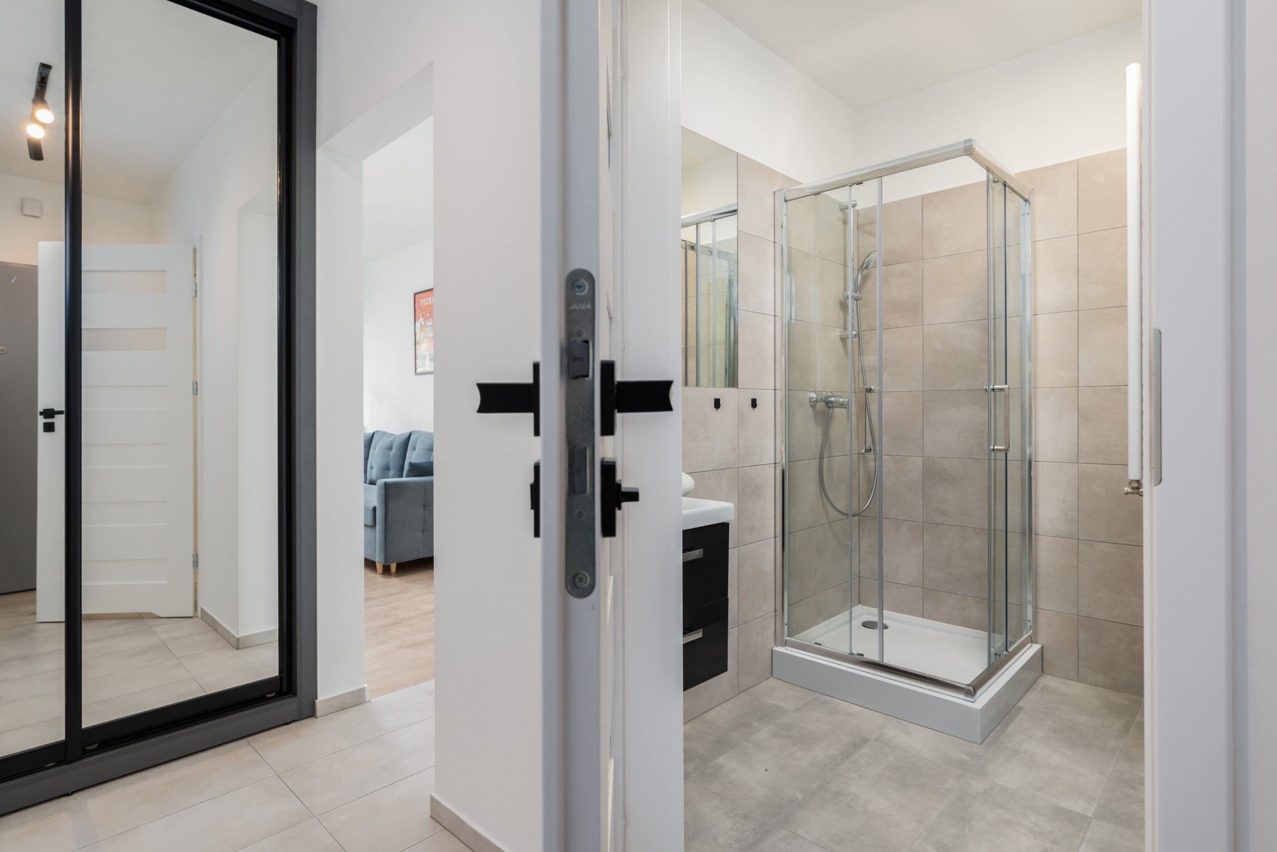 Dusche, kostenlose Toilettenartikel, Toilettenpapier