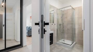 Dusche, kostenlose Toilettenartikel, Toilettenpapier