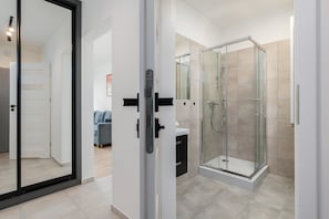 Shower, free toiletries, toilet paper