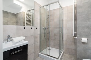 Dusche, kostenlose Toilettenartikel, Toilettenpapier