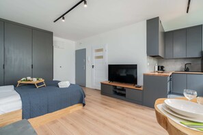 Een strijkplank/strijkijzer, wifi, beddengoed