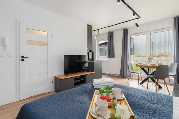 Dining - Dmowskiego 81 | Cozy Studio | Parking, Garden (Poznań)