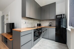 Fridge, microwave, oven, stovetop - Dmowskiego 81 | Cozy Studio | Parking, Garden (Poznań)