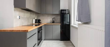 Een koelkast, een magnetron, een oven, een kookplaat