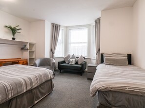 2 عدّة غرف نوم وبديكورات فريدة لكل غرفة وطراز فريد لكل وحدة