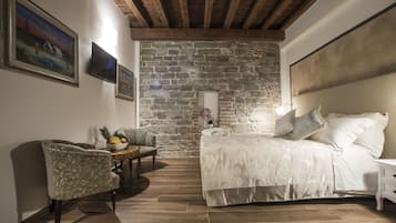 Quarto triplo | Escrivaninha, cortinas blackout, quartos à prova de som