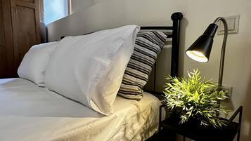 1 habitación, tabla de planchar con plancha, wifi gratis y ropa de cama