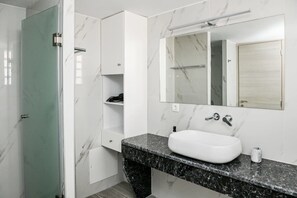 Dusche, Haartrockner, Handtücher, Shampoo