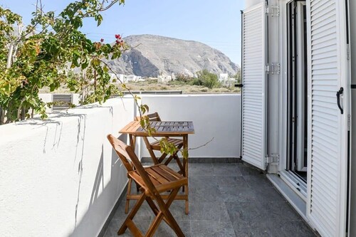 Santorini Life Vibrant Studio Only 50m from the Beach
