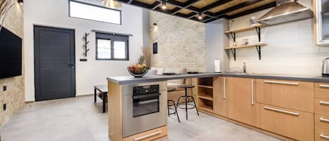 Apartamento | Cocina privada | Hervidor eléctrico, tostadora y artículos de limpieza