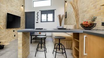 Apartamento | Cozinha privada | Chaleira elétrica, torradeira, produtos de limpeza