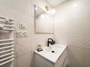 Douche, sèche-cheveux, serviettes fournies, savon