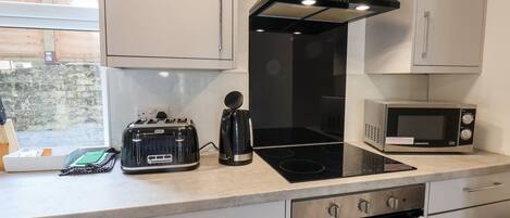 Kühlschrank, Wasserkocher, Toaster, Kochgeschirr/Geschirr/Besteck