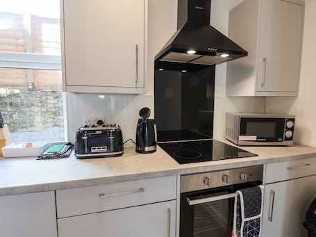 Refrigerador, tetera/pava eléctrica, tostadora, utensilios de cocina