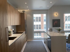Full-size fridge, microwave, oven, stovetop - Luxury City Seafront Apartment w Balcony (Helsinki)