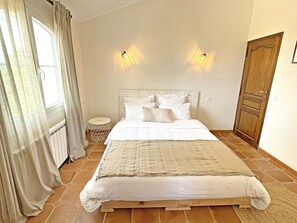 3 Schlafzimmer, Schreibtisch, Bügeleisen/Bügelbrett, Reisekinderbett