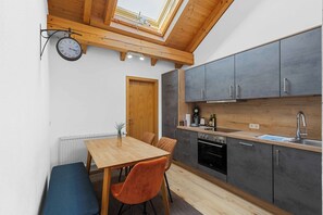 Réfrigérateur, four, plaque de cuisson, cafetiÚre/bouilloire