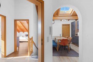 2 quartos, berço de viagem, Wi-Fi, roupa de cama