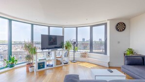 Basic Apartment, 2 Double Beds | Living area - Lovely 2BD Flat With Balcony - Stoke Newington (London)