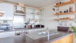 Basic Apartment, 2 Double Beds | Private kitchen - Lovely 2BD Flat With Balcony - Stoke Newington (London)