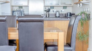 Basic Apartment, 2 Double Beds | Private kitchen - Lovely 2BD Flat With Balcony - Stoke Newington (London)