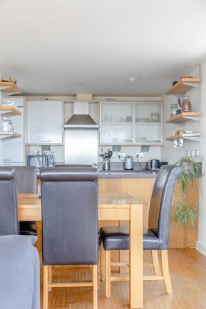 Private kitchen - Lovely 2BD Flat With Balcony - Stoke Newington (London)