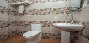 Ducha, cabezal de ducha tipo lluvia, toallas, jabón