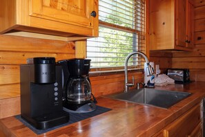 Private kitchen - Log cabin with pool table & hot tub-sleeps 8! (Pigeon Forge)