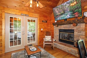 Living area - Log cabin with pool table & hot tub-sleeps 8! (Pigeon Forge)