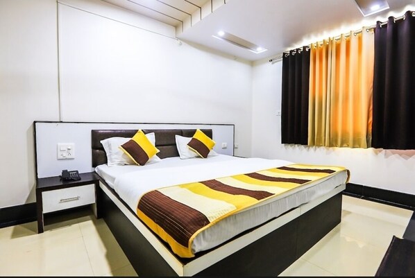 1 habitación, escritorio y ropa de cama 