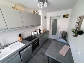 Fridge, oven, stovetop, dishwasher