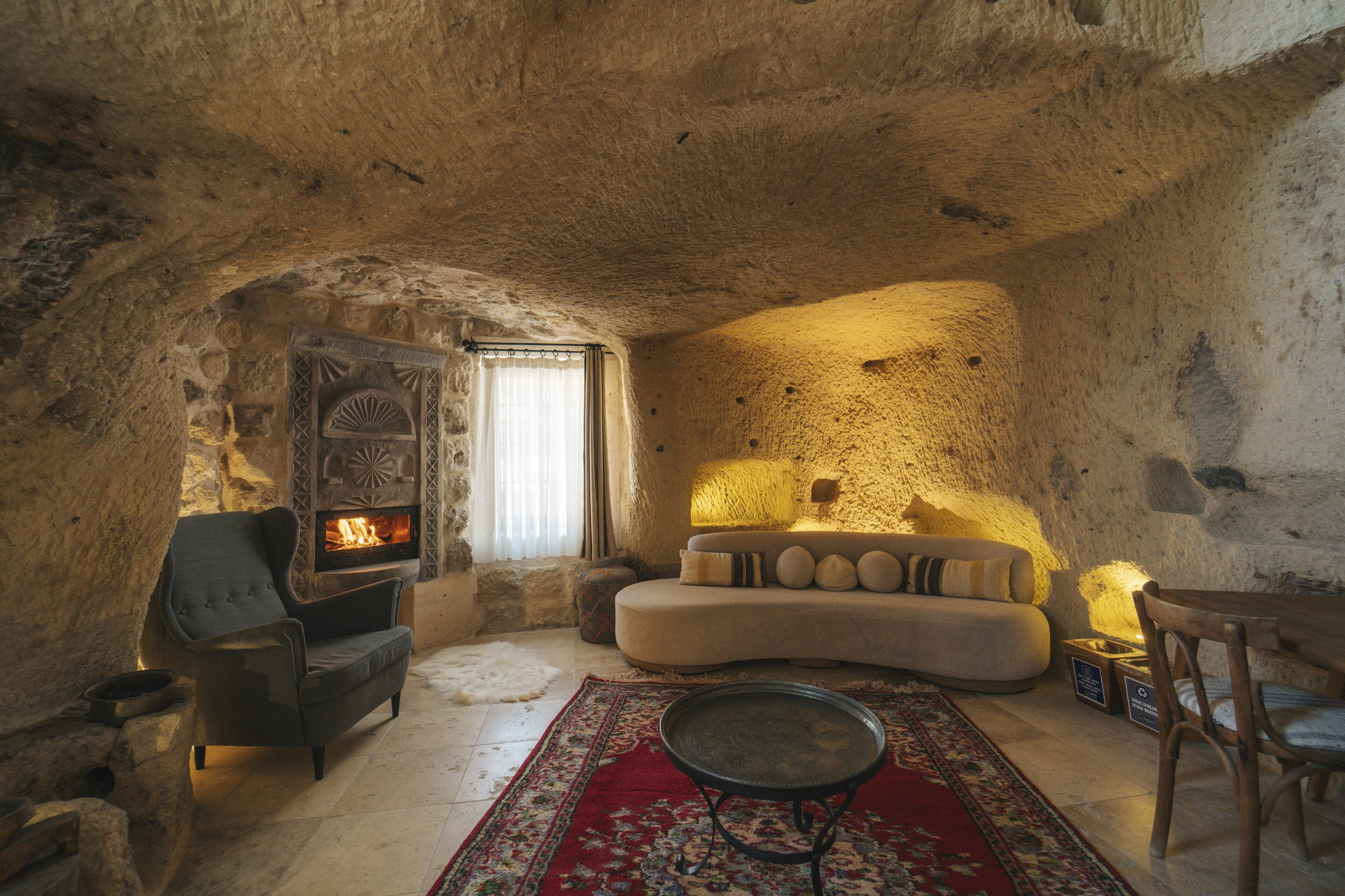 Un interior acogedor con chimenea, un sofá y una mesa de comedor.