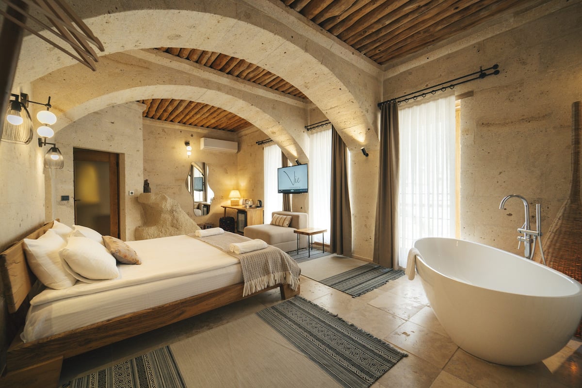 1 bedroom, Frette Italian sheets, premium bedding, down duvets