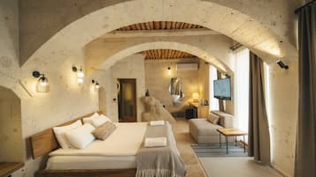 Deluxe Suite | Frette Italian sheets, premium bedding, down duvets, memory-foam beds