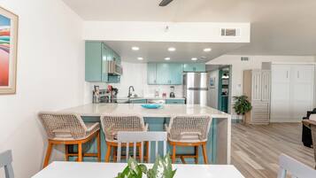 Fridge, microwave, stovetop, dishwasher